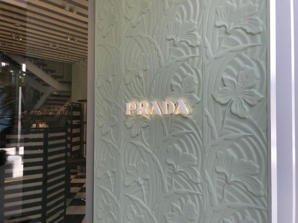 VERSATILE STRUCTURE - Project Prada store