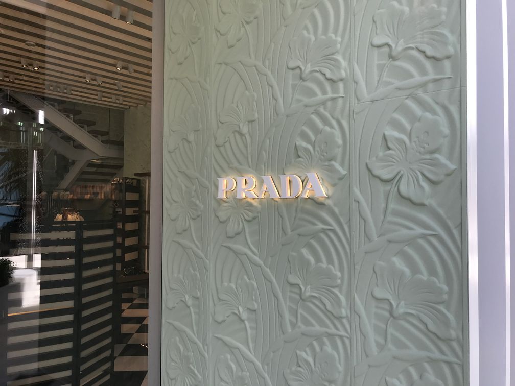 VERSATILE STRUCTURE - Project Prada store